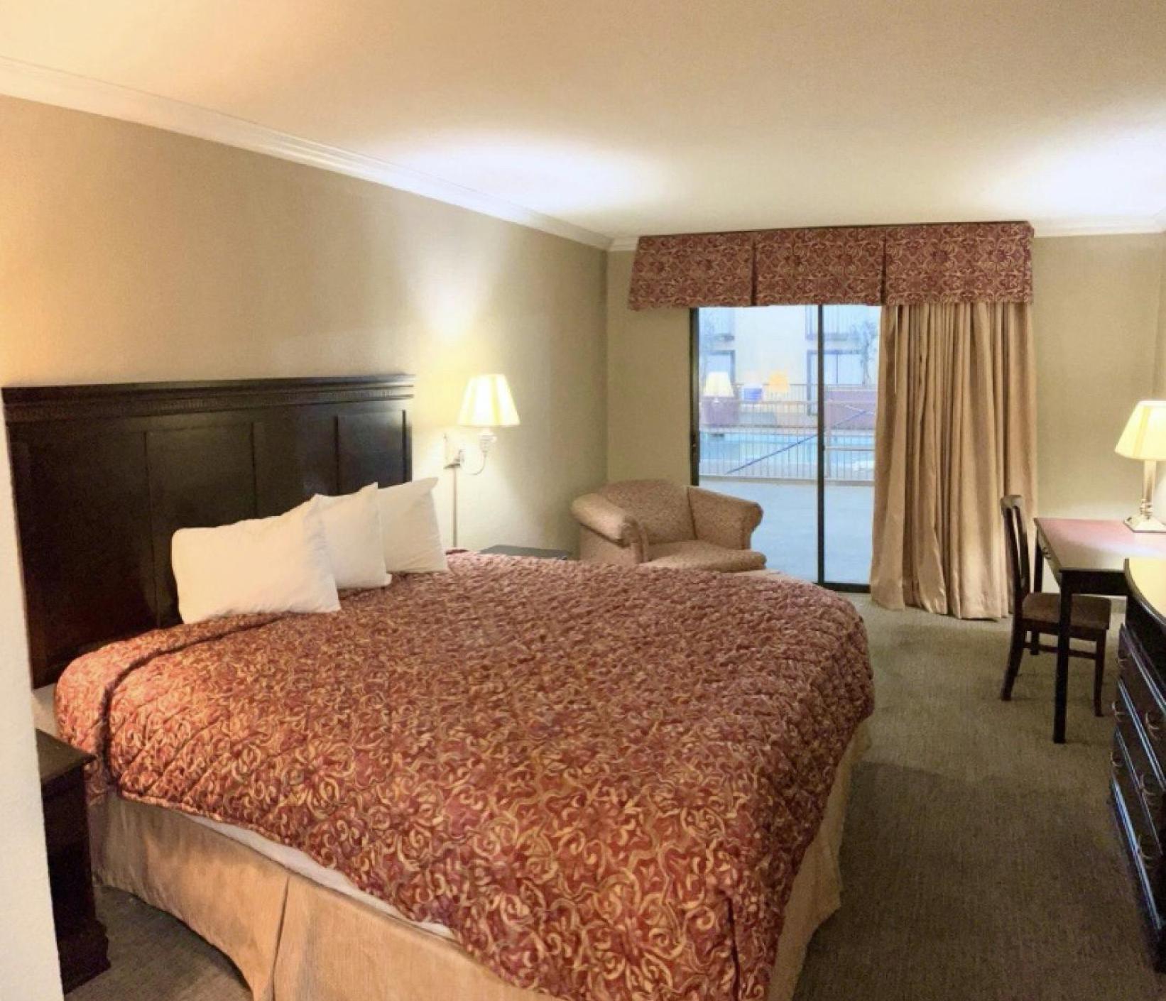 Regency Inn & Suites Алтъс Екстериор снимка
