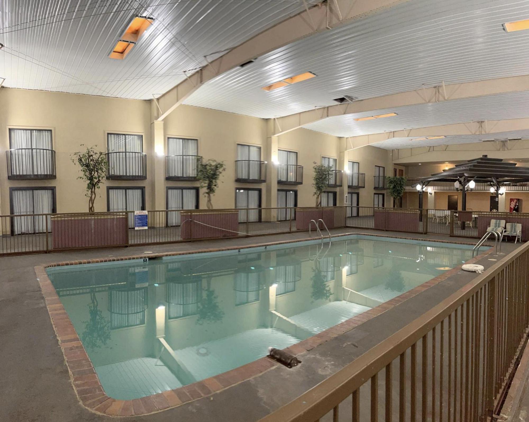 Regency Inn & Suites Алтъс Екстериор снимка