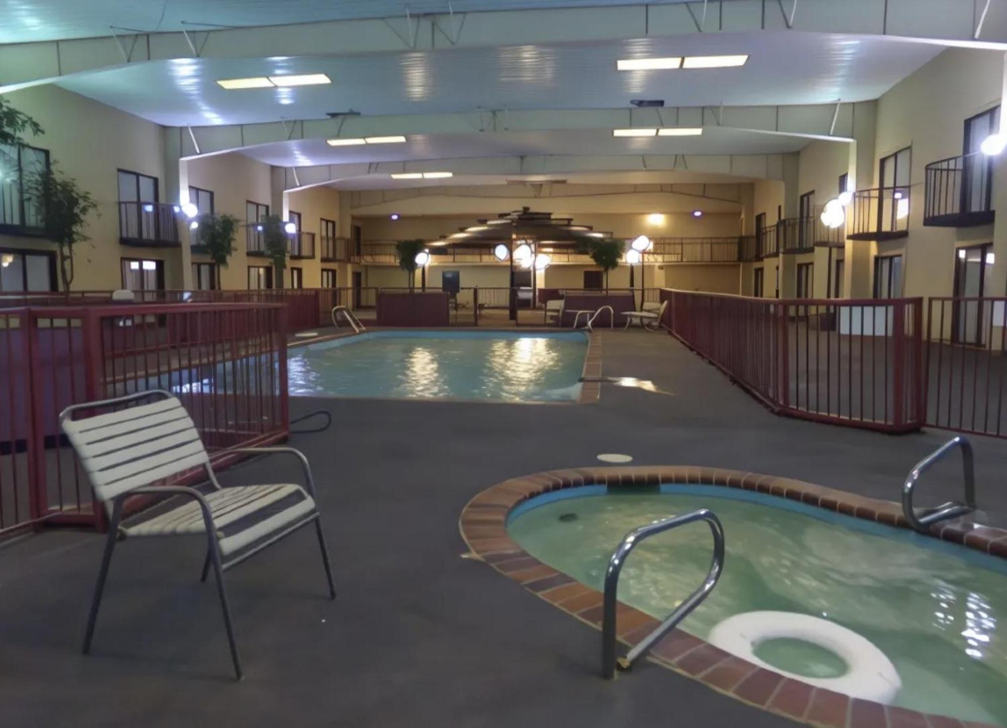 Regency Inn & Suites Алтъс Екстериор снимка
