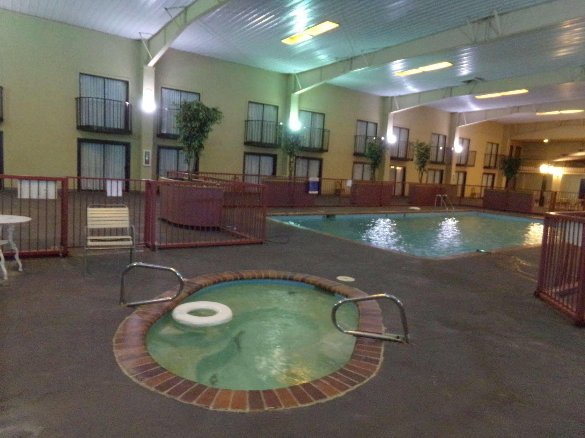 Regency Inn & Suites Алтъс Екстериор снимка
