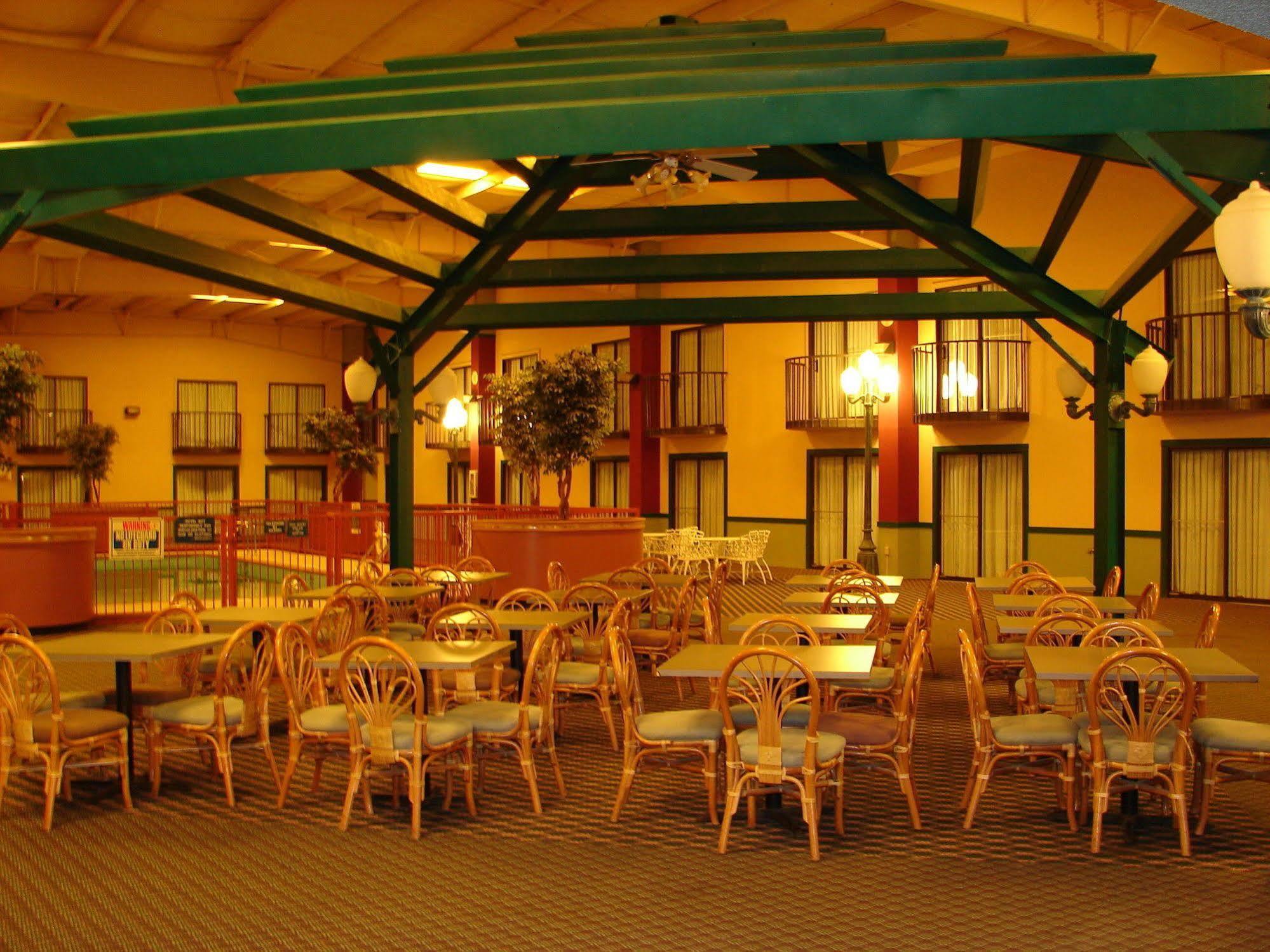 Regency Inn & Suites Алтъс Екстериор снимка